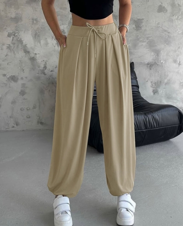 Premièrement : Ce Pantalon taille haute élastique à revers et cordon de serrage , coupe ample et décontractée , froncé Femme .