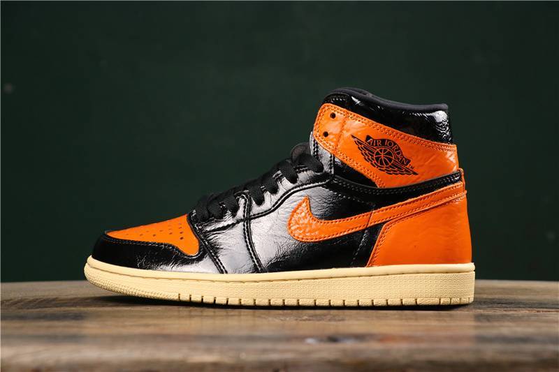 Les baskets Air Jordan 1 Low "Topaz Mist (GS)" pour femmes offrent une esthétique élégante avec des nuances de Topaz Mist.