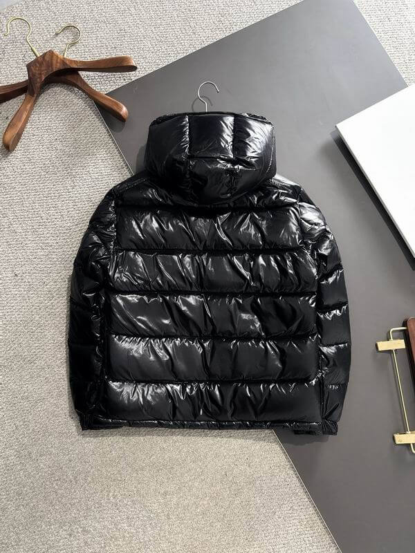 Premièrement : Les doudounes Moncler Femme, ainsi que les manteau Moncler Femme, incarnent un style et un raffinement incomparables.