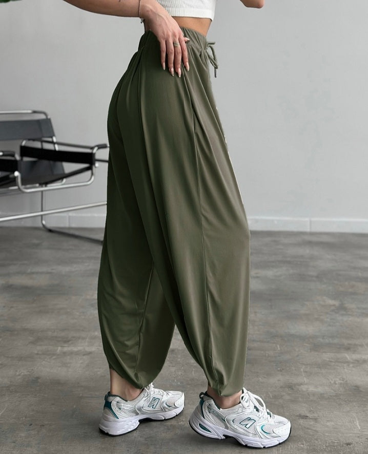 Premièrement : Ce Pantalon taille haute élastique à revers et cordon de serrage , coupe ample et décontractée , froncé Femme .