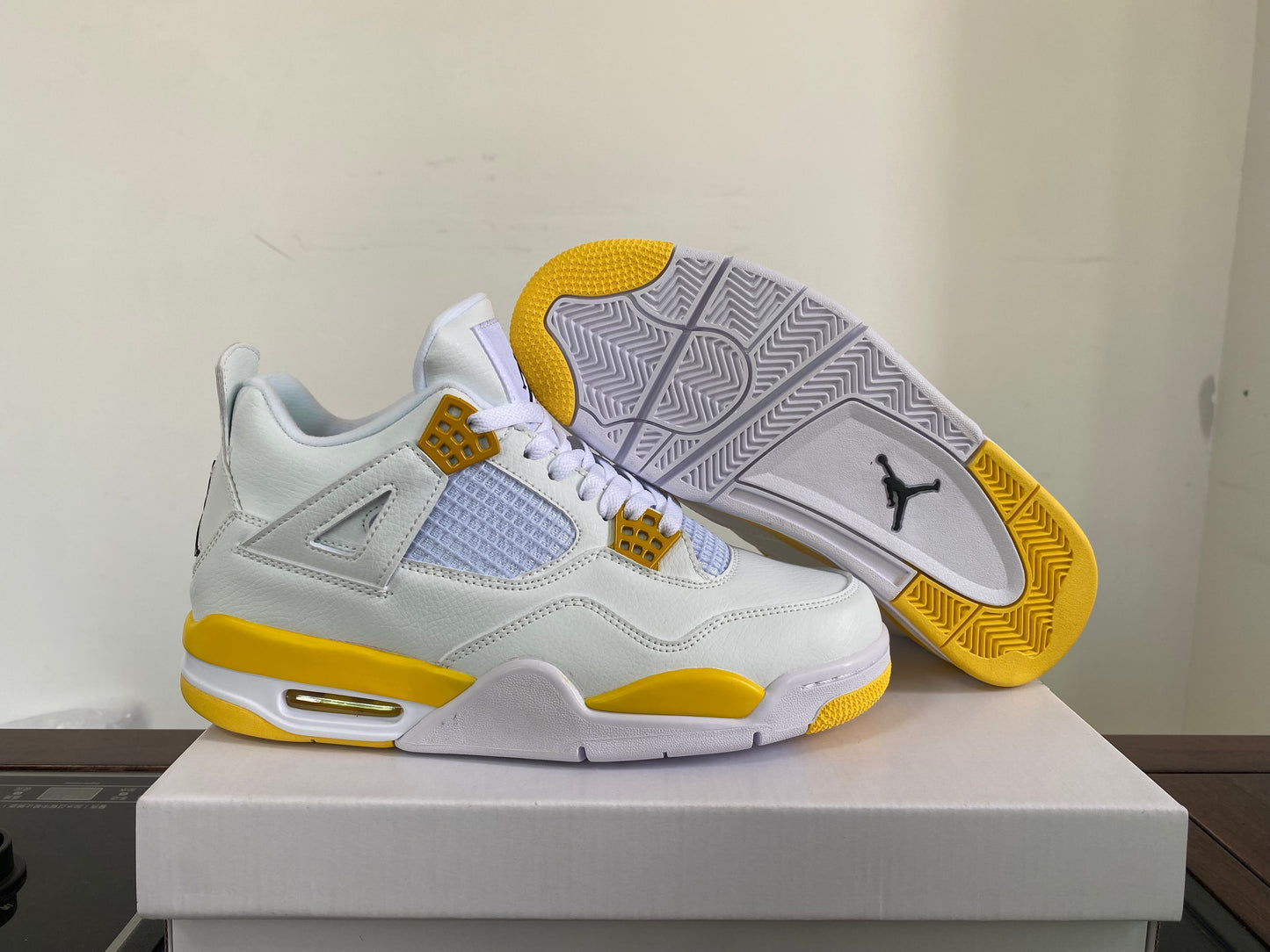 Premièrement : Les baskets Air Jordan 4 Femme se distinguent par leur design iconique et leur capacité à allier style et fonctionnalité.