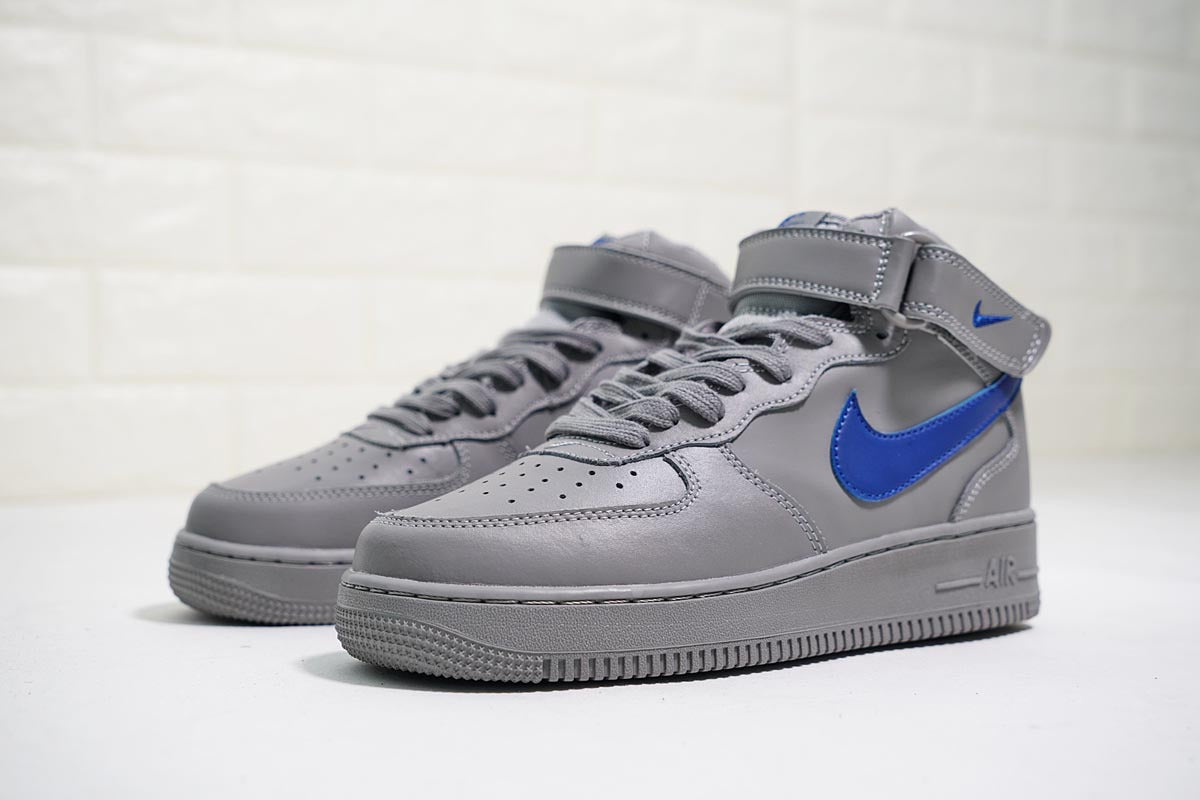 Premièrement : Les baskets Nike Air Force 1 High Femme réinventent la silhouette classique avec un design montant emblématique.