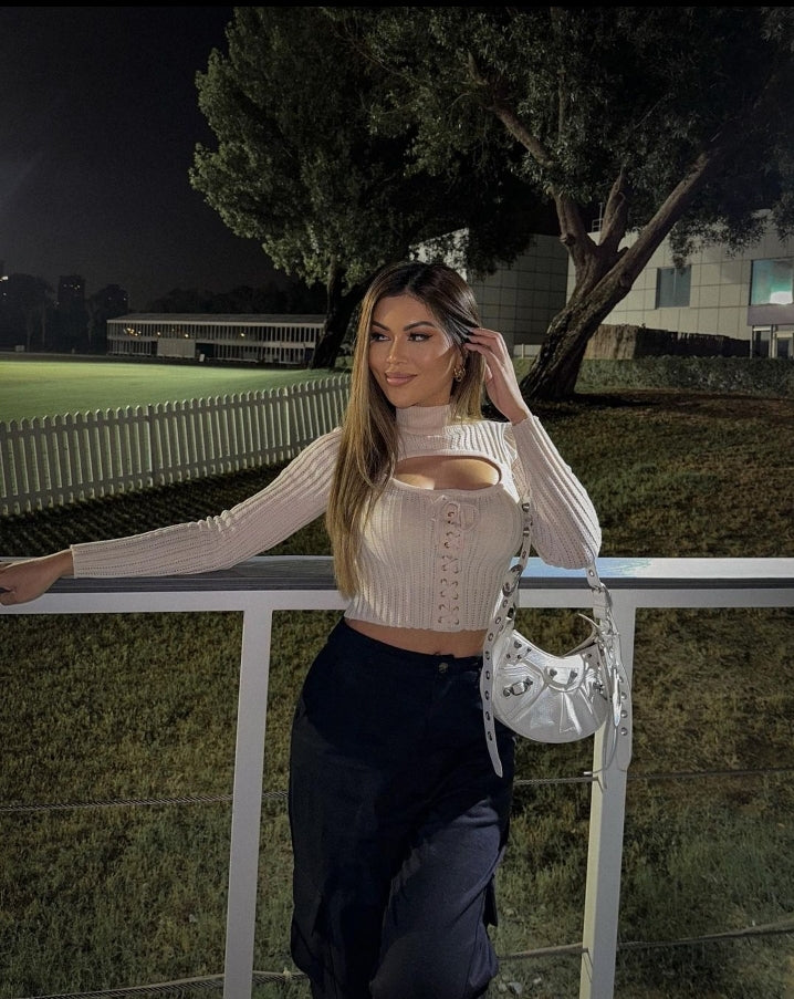 Pull à épaules dénudées et manches lanterne en tricot torsadé