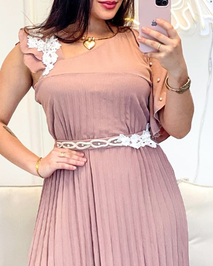 Premièrement : Cette Robe longue plissée asymétrique à volants et épaules dénudées ( avec ceinture) Femme.