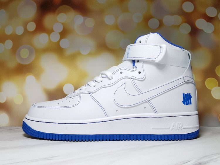 Premièrement : Les baskets Nike Air Force 1 High Femme réinventent la silhouette classique avec un design montant emblématique.