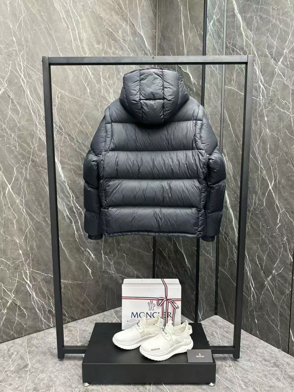Premièrement : Les doudounes Moncler Femme, ainsi que les manteau Moncler Femme, incarnent un style et un raffinement incomparables.