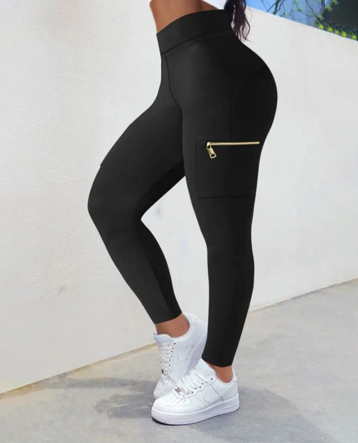 Premièrement : Ce Legging de motard taille haute avec poches à rabat pour soulever les fesses.
