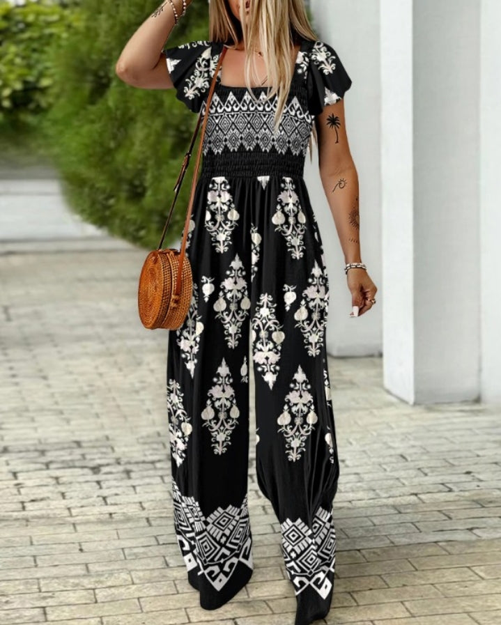 Premièrement : La combinaison à volants à imprimé floral Femme incarne à merveille l’esprit bohème avec une touche de fraîcheur et d’élégance.