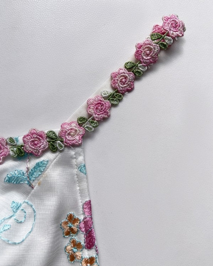Premièrement : Ce Haut romantique à bretelles spaghetti Froncées avec cordon de serrage et broderie florale Femme
