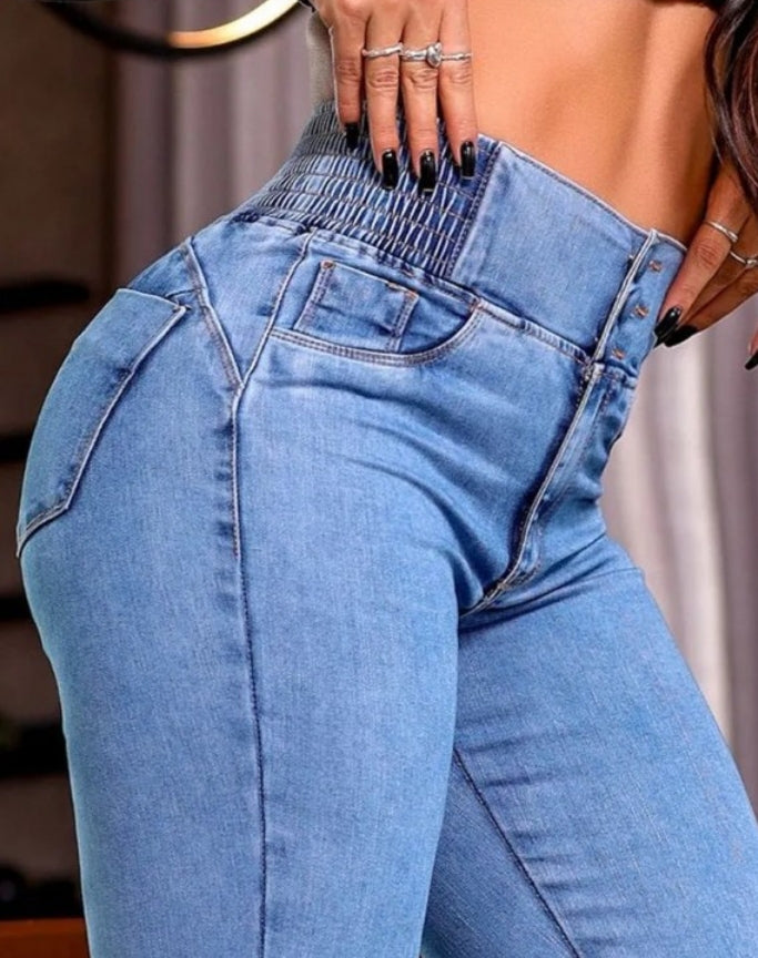 Premièrement : Ce jean taille haute à fronces et boutons sur le devant avec ceinture curveease jegging skinny évasé en demin femme.