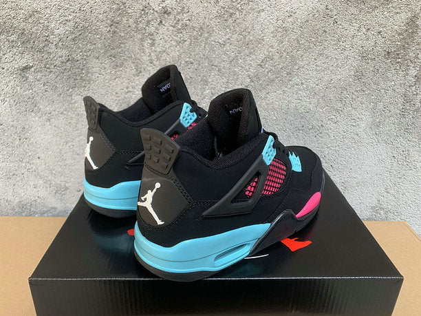 Premièrement : Les baskets Air Jordan 4 Femme se distinguent par leur design iconique et leur capacité à allier style et fonctionnalité.