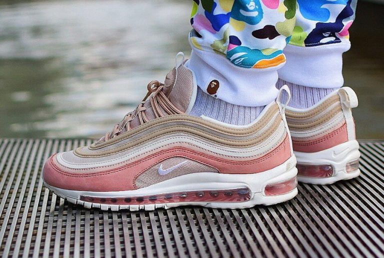 Les baskets Nike Air Max 97 Femme sont des pièces maîtresses de la mode. Avec un look décontractée style iconique tendance olution emblématique de la ligne Nike, les Nike Air Max 97 sont un témoignage de l'engagement de Nike à combiner style et innovation.