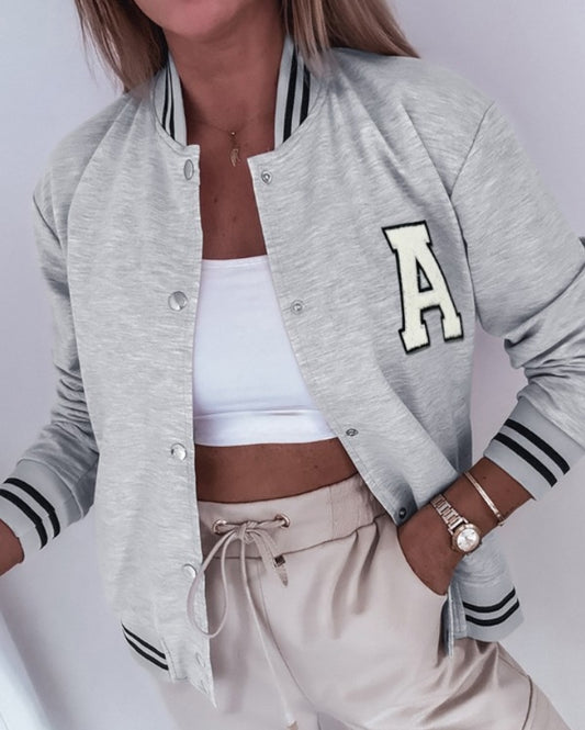 Premièrement : Affirmez votre style avec ceManteau de baseball à boutons - pression à rayures et motif de dernière génération femme , un incontournable du vestiaire casual.