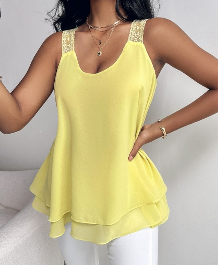 Premièrement : Ce Débardeur à col en U et bretelles épaisses avec détails en dentelle contrastée femme.