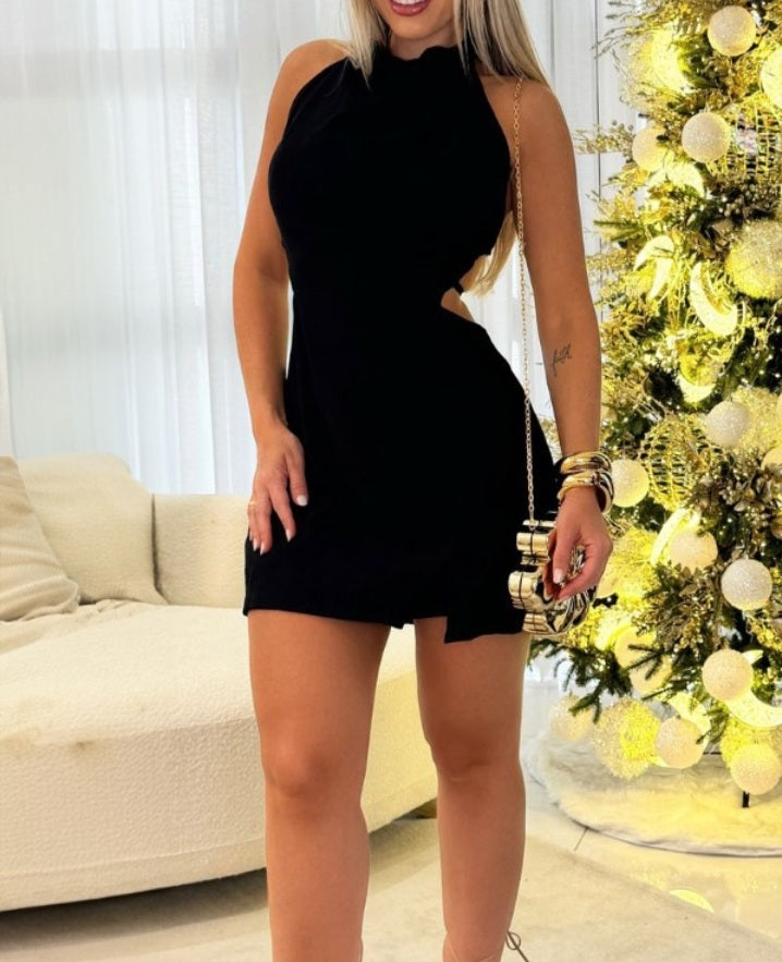 Premièrement : La Combinaison dos nu à nouer , sans manches , élégante combinaison femme incarne à la perfection l’élégance sophistiquée avec une touche de sensualité.
