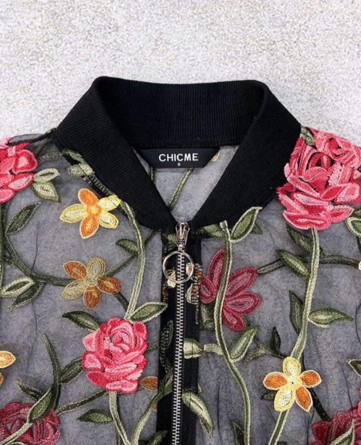 Premièrement : Adoptez un look moderne et raffiné avec cette Manteau à manches longues avec broderie florale et col de baseball veste zippée en maille transparente femme.