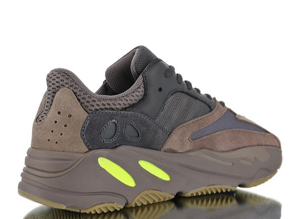 Les sneakers Adidas Yeezy 700 Femme. Issues de la collaboration entre Adidas et Kanye West, sont emblématiques pour leur design.