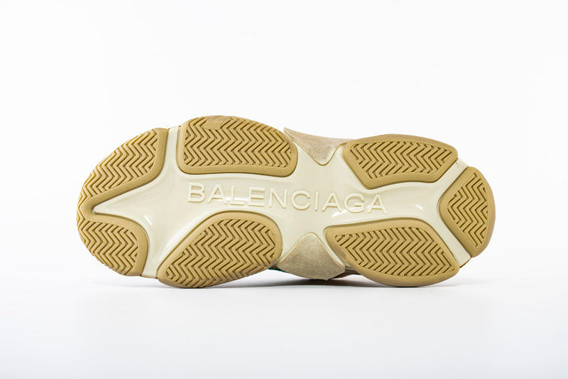 Résultats de l'évolution emblématique de la marque Balenciaga, les chaussures Balenciaga Triple S "Beige Green Yellow" Femme sont un témoignage de l'engagement de Balenciaga à combiner style et innovation.