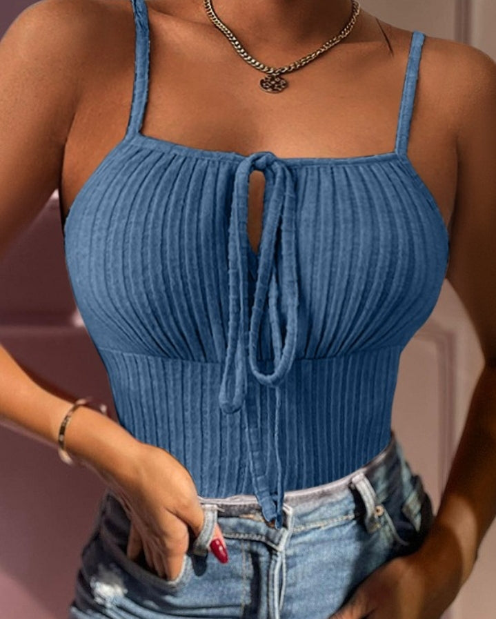 Premièrement : Ce Haut caraco côtelé à détails noués Femme séduit par sa texture douce et extensible.