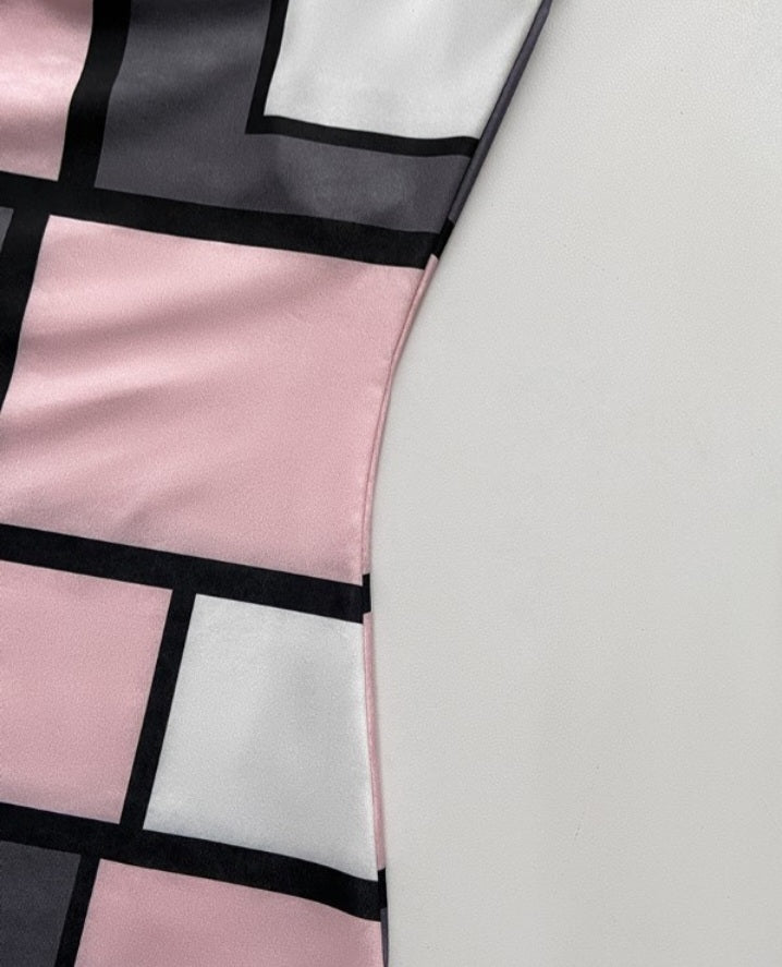 Premièrement : Cette Robe moulante à imprimé géométrique et épaules dénudées avec ourlet à volants et coupe ajustée femme .