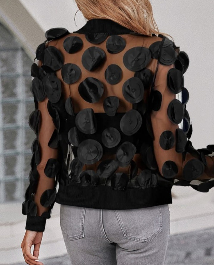 Premièrement : Adoptez un look moderne et raffiné avec cette Manteau à manches longues avec broderie florale et col de baseball veste zippée en maille transparente femme.