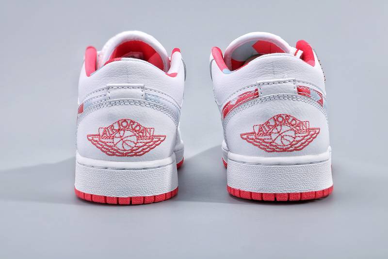 Les Air Jordan 1 Low "Topaz Mist (GS)" pour femmes offrent une esthétique élégante avec des nuances de Topaz Mist.