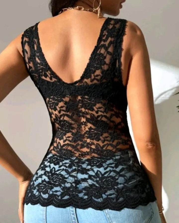 Premièrement : Ce Débardeur en dentelle brodée à col en V femme  incarne l’élégance romantique avec une touche délicate.