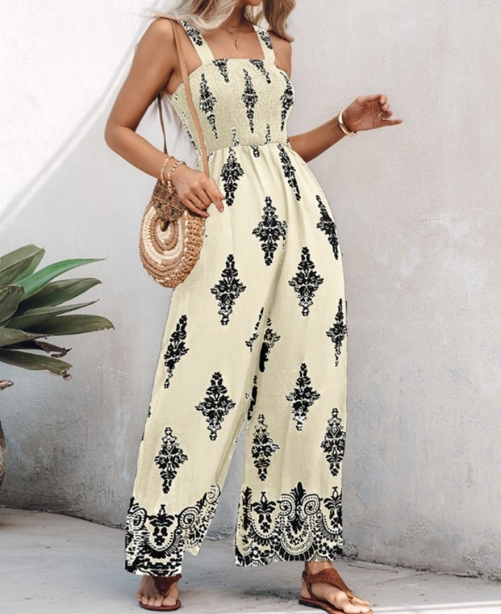 Premièrement : La combinaison à imprimé graphique incarne une mode à la fois audacieuse et décontractée.