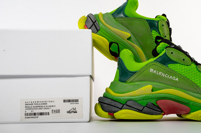 les sneakers Balenciaga Triple S "Beige Green Yellow" Femme sont un témoignage de l'engagement de Balenciaga à combiner style et innovation.