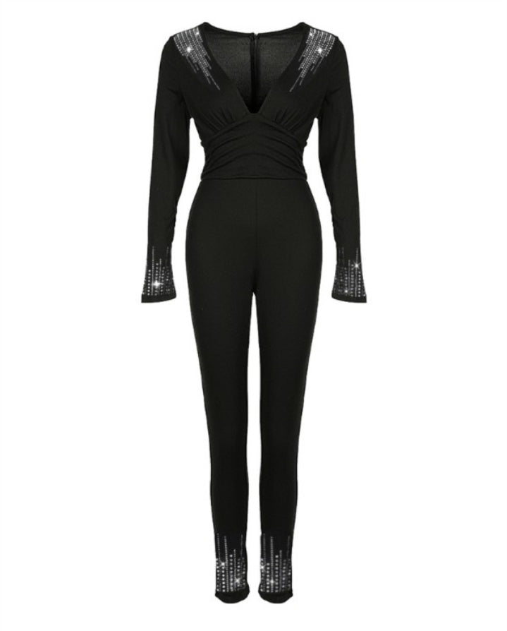 Premièrement : La combinaison à manches longues et décolleté plongeant en V incarne à la perfection le mélange entre sophistication et audace.