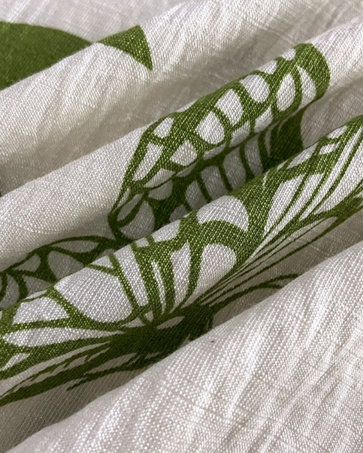 Premièrement : La combinaison à volants à imprimé floral Femme incarne à merveille l’esprit bohème avec une touche de fraîcheur et d’élégance.