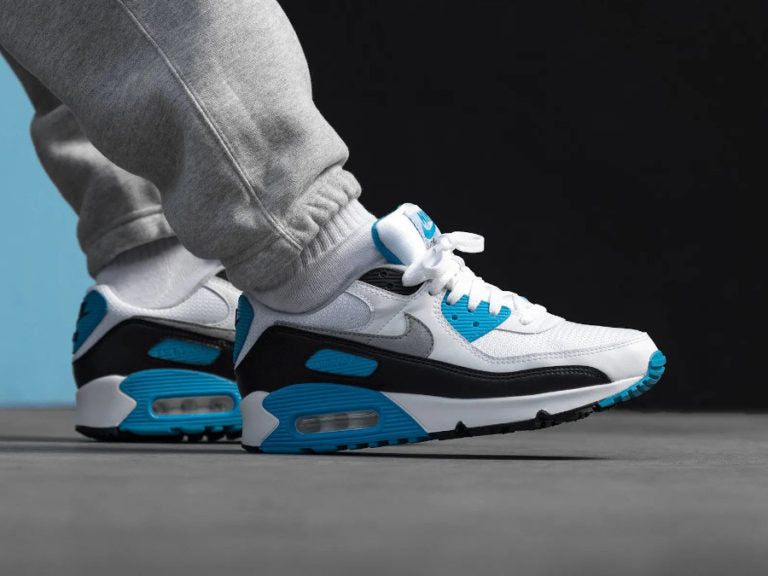 Les baskets Nike Air Max 90 Futura sont des pièces maîtresses de la mode.