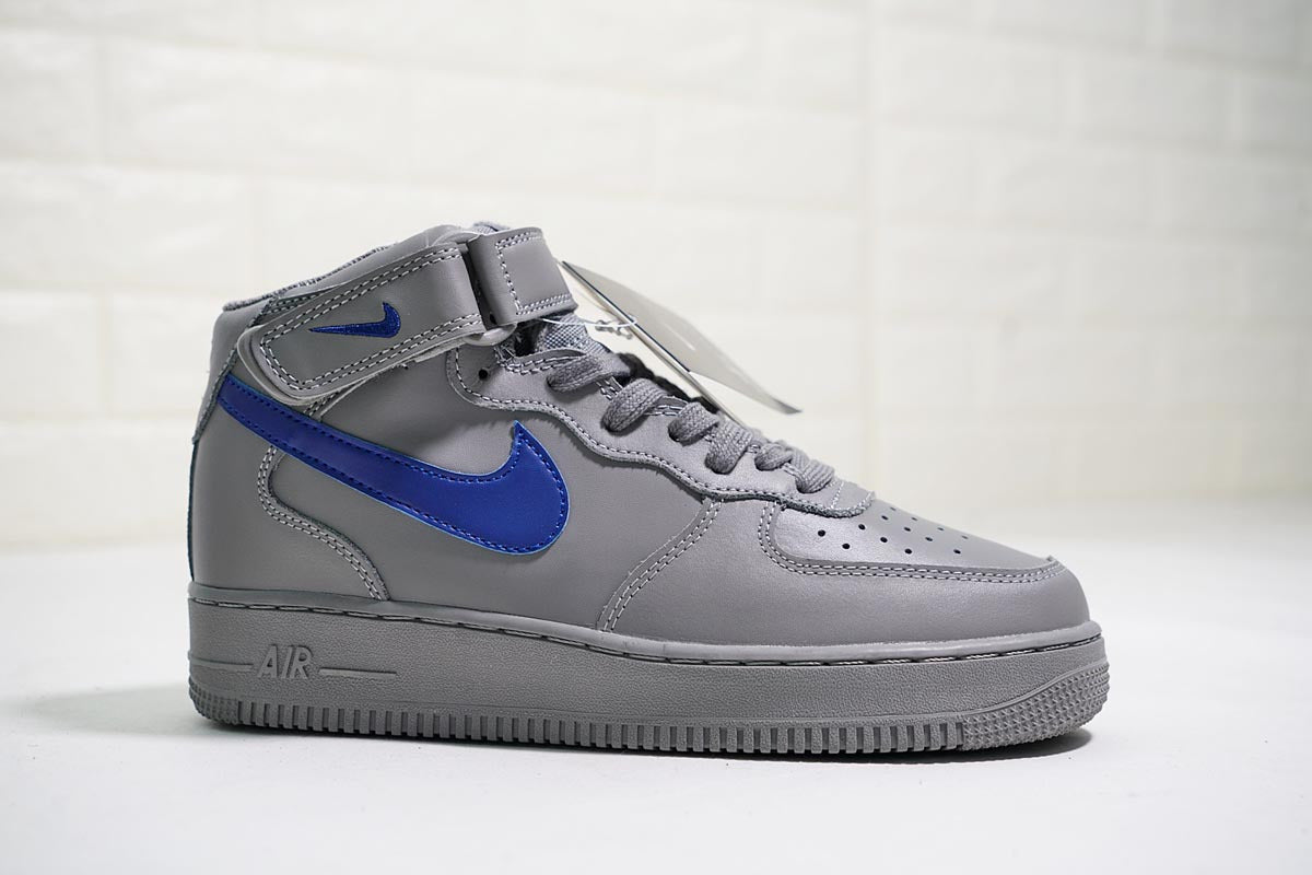 Premièrement : Les baskets Nike Air Force 1 High Femme réinventent la silhouette classique avec un design montant emblématique.