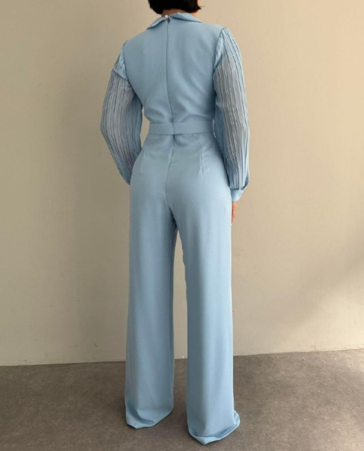 Premièrement : La combinaison à manches longues et revers froncés incarne l’équilibre parfait entre chic et décontraction.