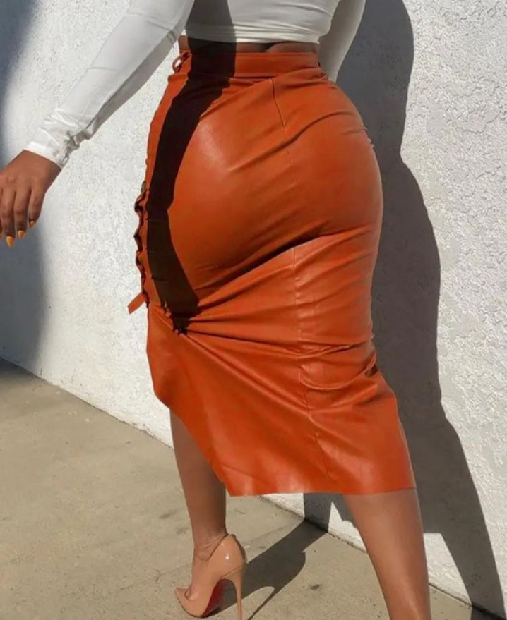 Premièrement : Cette Jupe crayon taille haute en cuir PU avec ceinture et boutons latéraux Femme.
