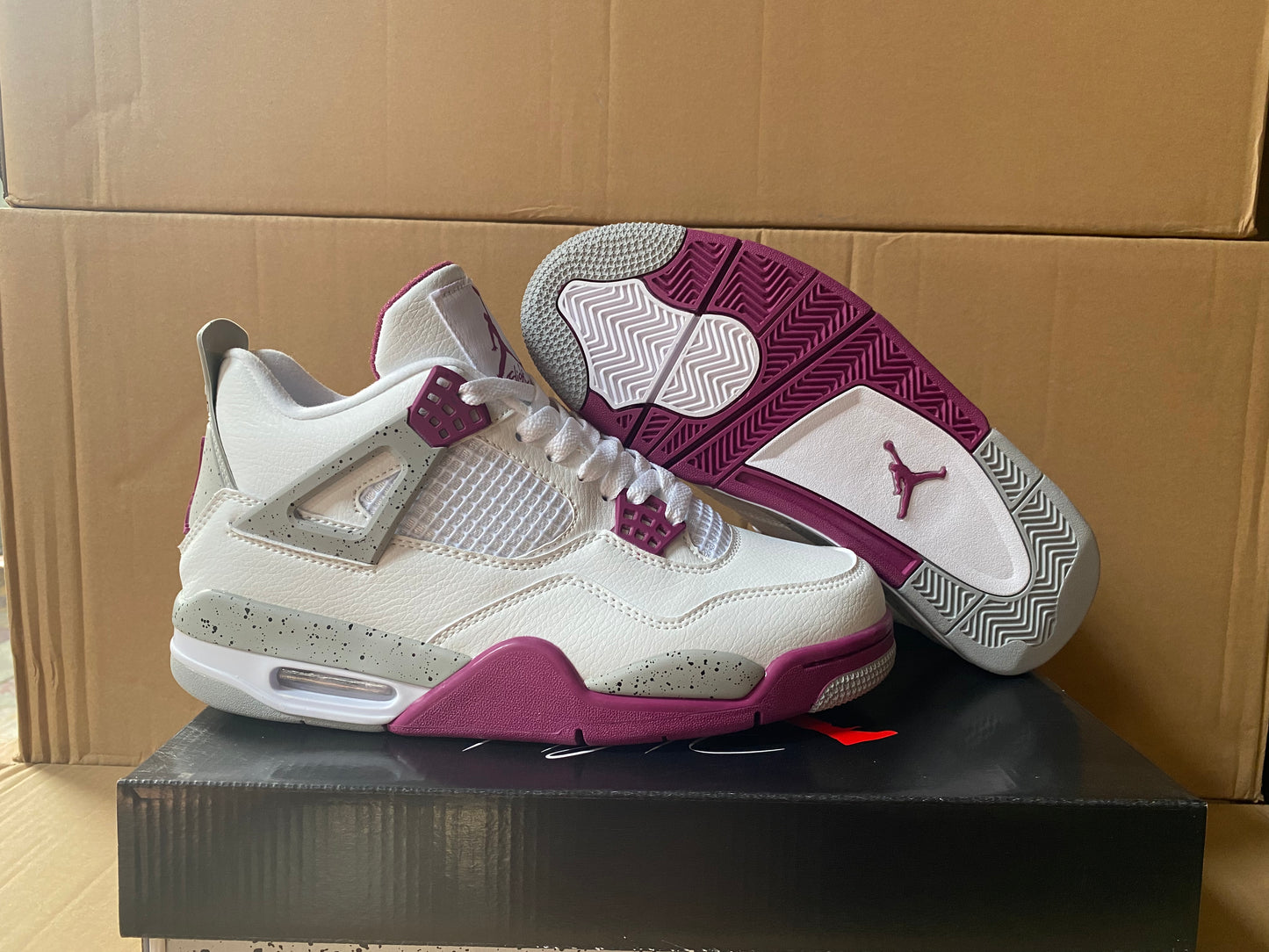 Premièrement : Les baskets Air Jordan 4 Femme se distinguent par leur design iconique et leur capacité à allier style et fonctionnalité
