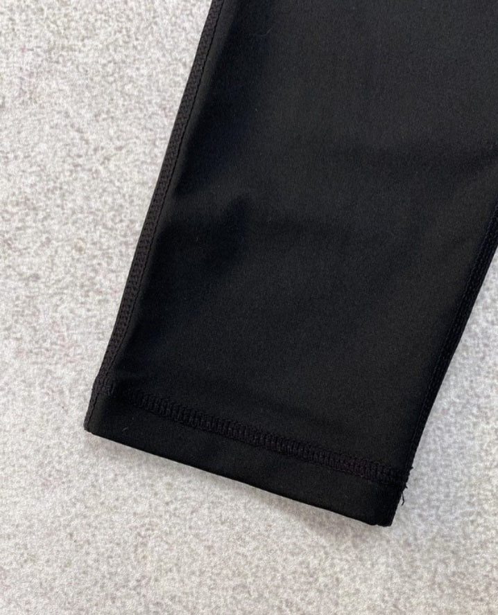 Premièrement : Ce Legging de motard taille haute avec poches à rabat pour soulever les fesses.