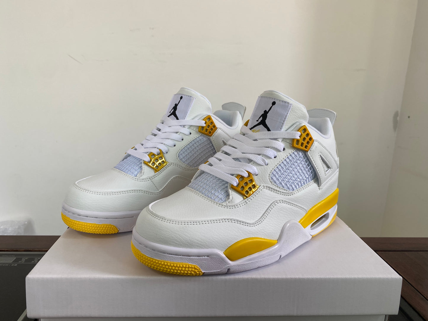 Premièrement : Les baskets Air Jordan 4 Femme se distinguent par leur design iconique et leur capacité à allier style et fonctionnalité.