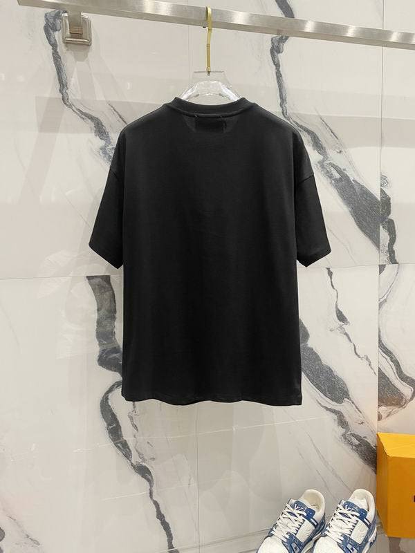 Premièrement : les T-shirts Moschino Femme offrent une élégance et un confort inégalés.