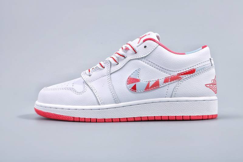 Les  baskets Air Jordan 1 Low "Topaz Mist (GS)" pour femmes offrent une esthétique élégante avec des nuances de Topaz Mist.