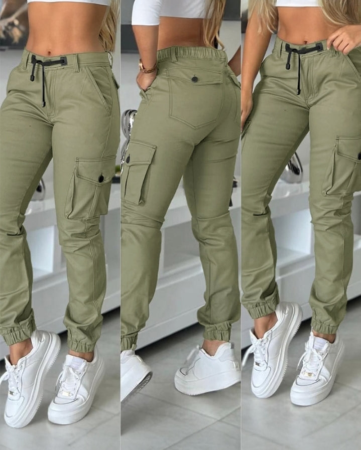 Premièrement : Ce Pantalon cargo à revers avec poches multiples pantalon slim fit femme.