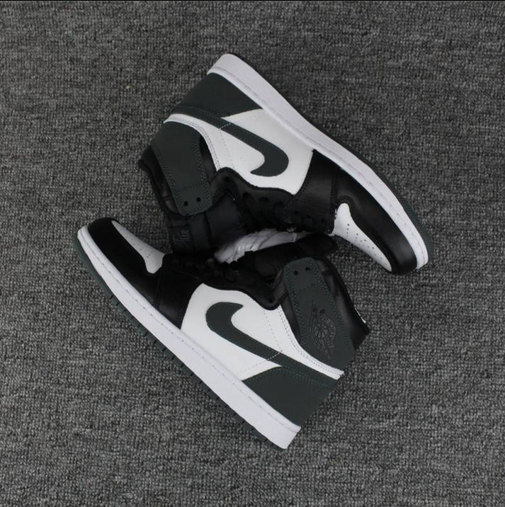 Les  baskets Air Jordan 1 Low "Topaz Mist (GS)" pour femmes offrent une esthétique élégante avec des nuances de Topaz Mist.