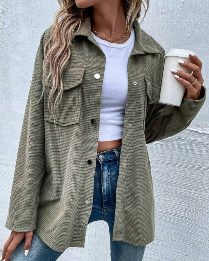 Premièrement : Offrez-vous un style à la fois chic et cosy avec ce Manteau ample en tricot gaufré à manches longues et col rabattu avec poches Femme
