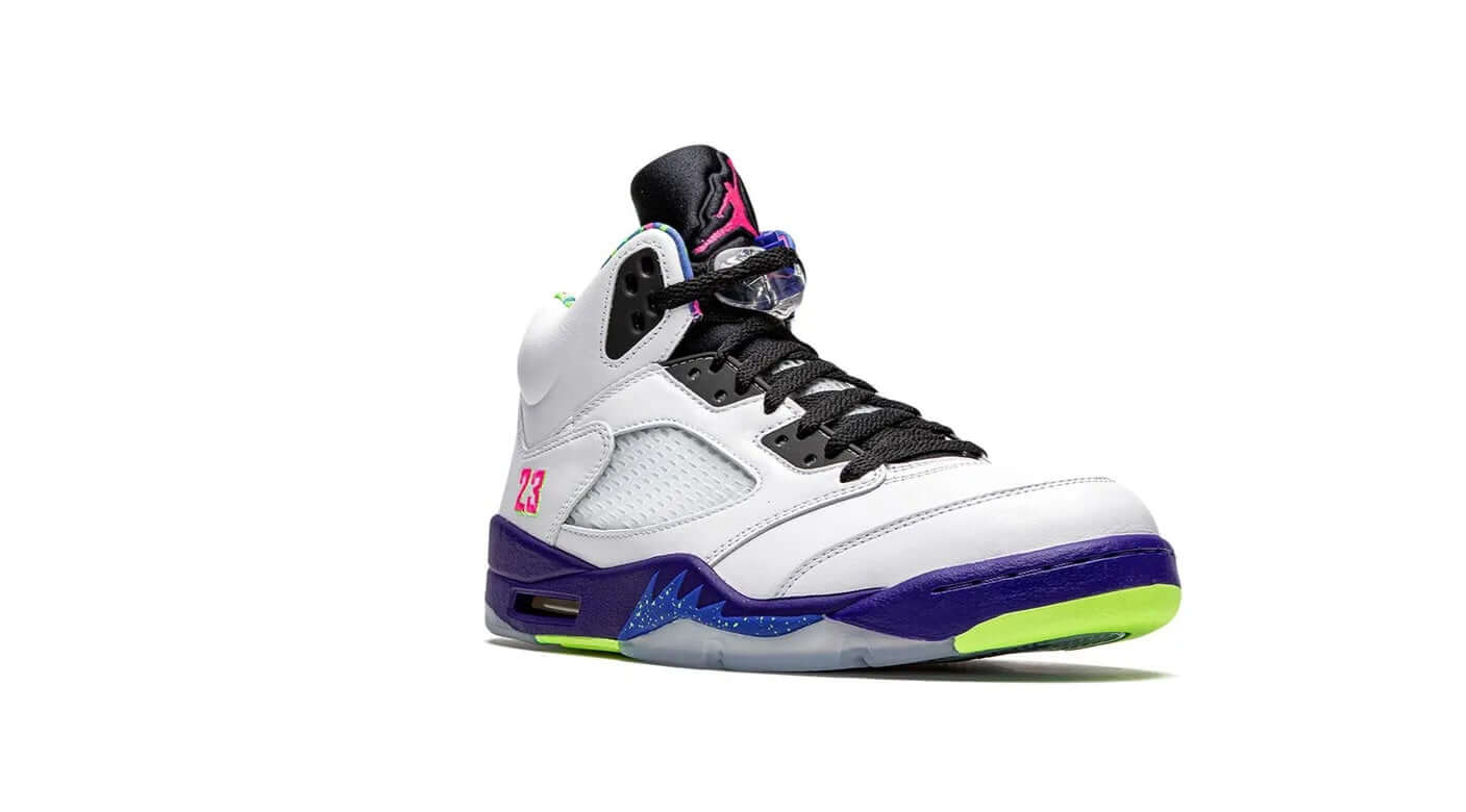 Premièrement, les baskets Air Jordan 5 Femme incarnent un mélange parfait de style audacieux et de performance exceptionnelle.