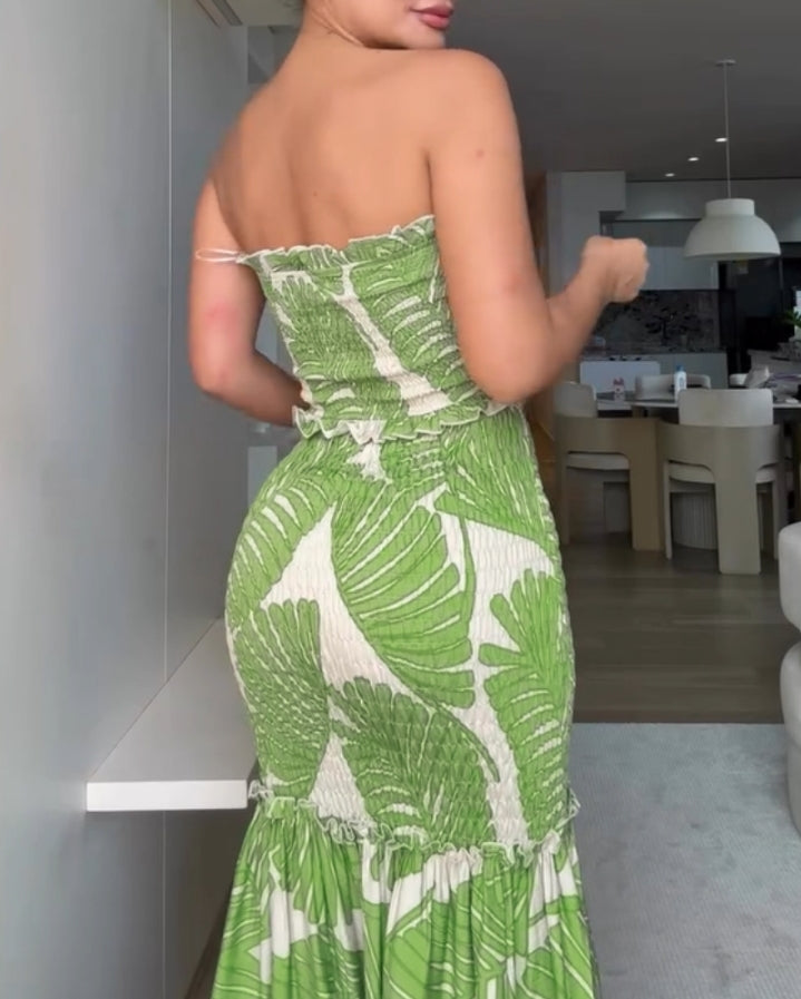Premièrement : Cette Robe de vacances bandeau à imprimé tropical avec cordon de serrage , froncée et volantée , taille cintrée, coupe ajustée, ourlet à volants, robe sirène femme .