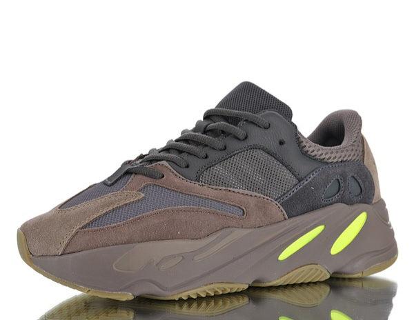 Les sneakers Adidas Yeezy 700 Femme. Issues de la collaboration entre Adidas et Kanye West, sont emblématiques pour leur design.