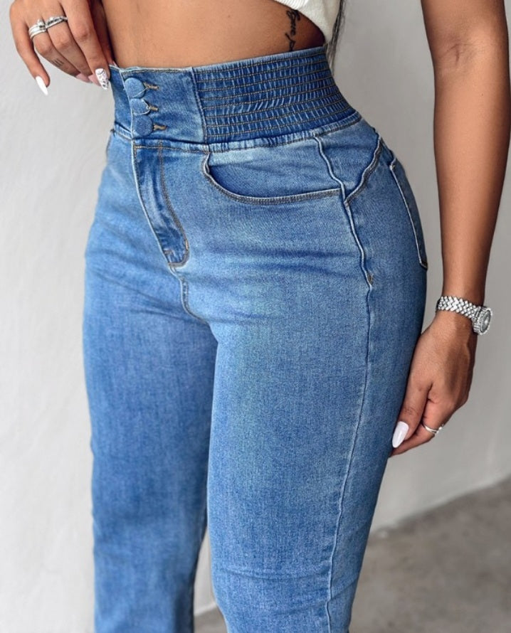 Premièrement : Ce jean taille haute à fronces et boutons sur le devant avec ceinture curveease jegging skinny évasé en demin femme.