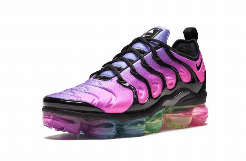 Les Nike Air Vapormax Plus TN Femme incarnent une fusion audacieuse entre l’héritage des baskets TN des années 90 et l’innovation moderne de la technologie Vapormax.