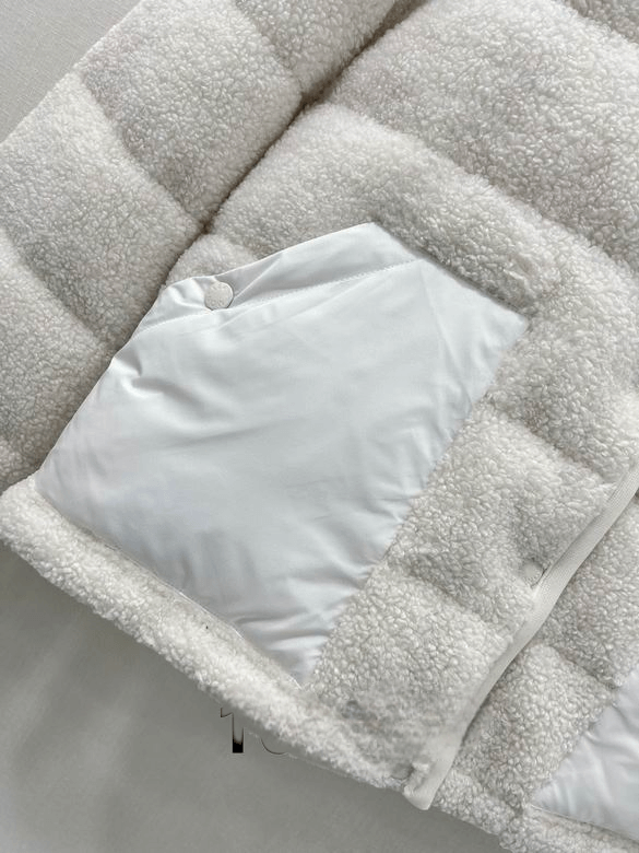 Premièrement : Les doudounes Moncler Femme, ainsi que les manteau Moncler Femme, incarnent un style et un raffinement incomparables.