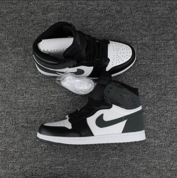 Les  baskets Air Jordan 1 Low "Topaz Mist (GS)" pour femmes offrent une esthétique élégante avec des nuances de Topaz Mist.